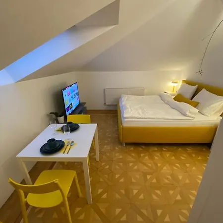 Small But Charming-yellow Apartament *