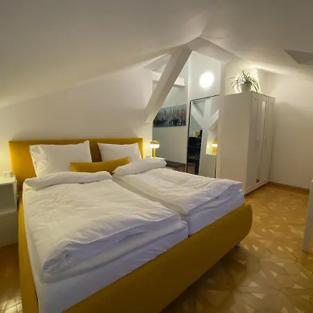 Small But Charming-yellow Appartement
