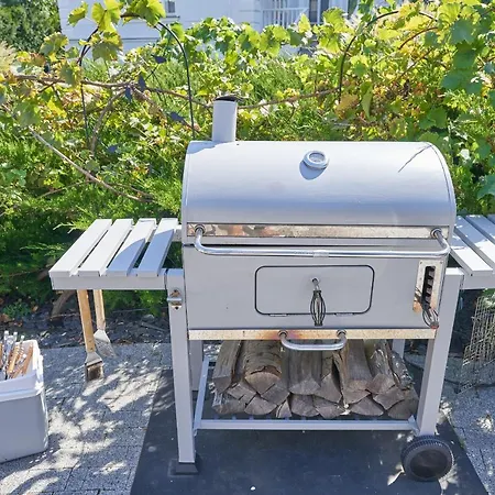 Small But Charming-yellow Apartament *