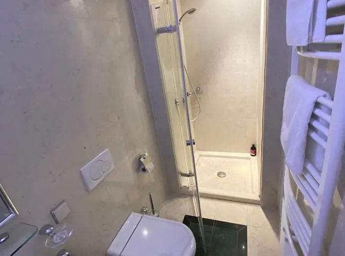 Small But Charming-yellow Апартаменты