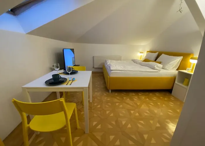 Small But Charming-yellow Апартаменты