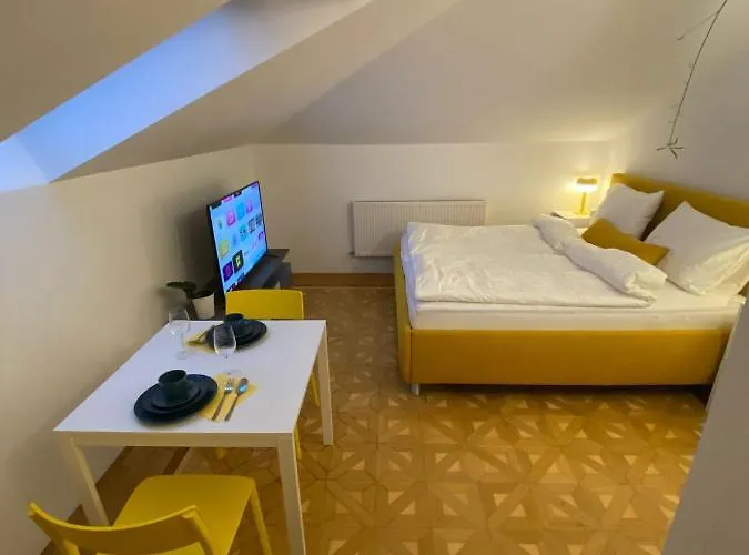 Small But Charming-yellow Апартаменты *